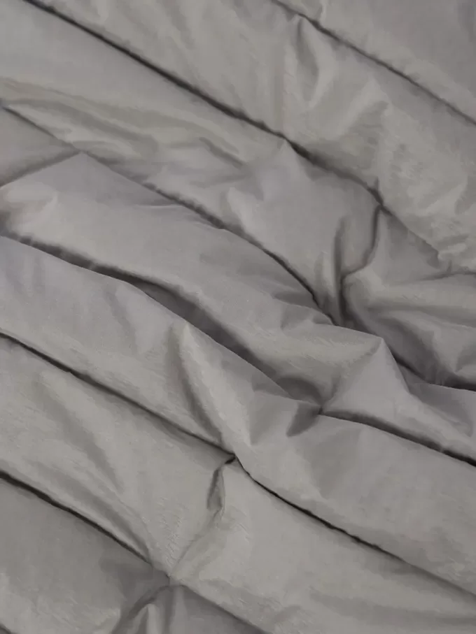 Gilet in piuma con tunnel senza cuciture e trattamento anti-caduta.