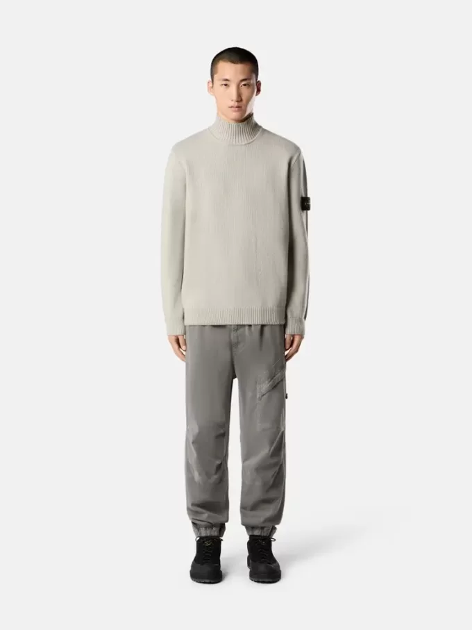Maglione a collo alto con bordi a costine