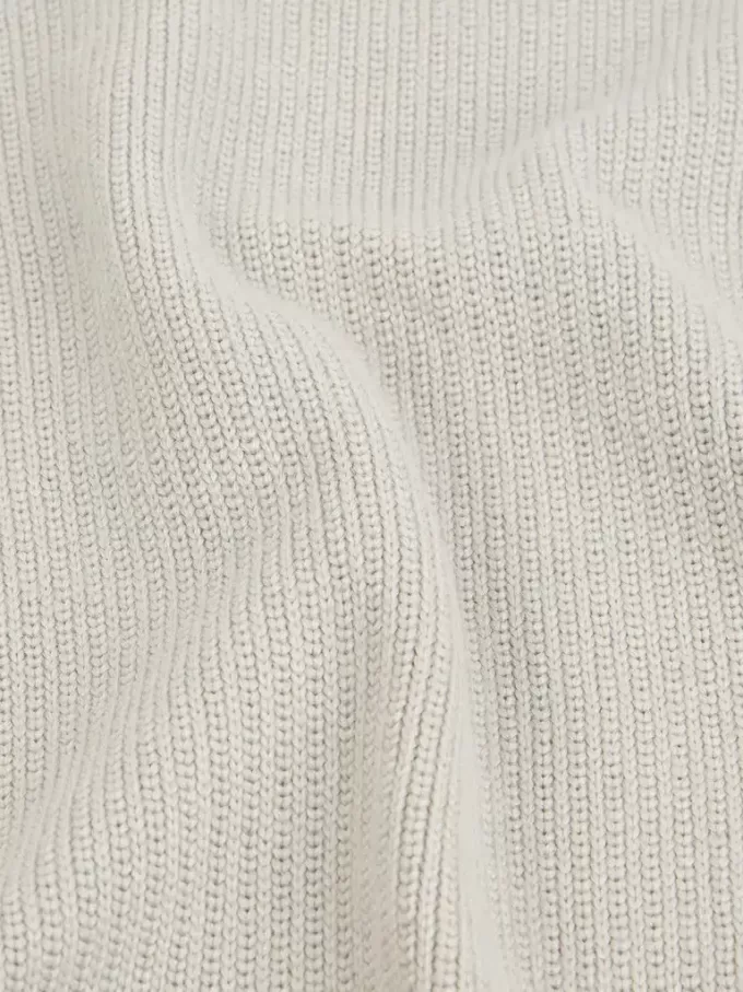 Maglione a collo alto con bordi a costine