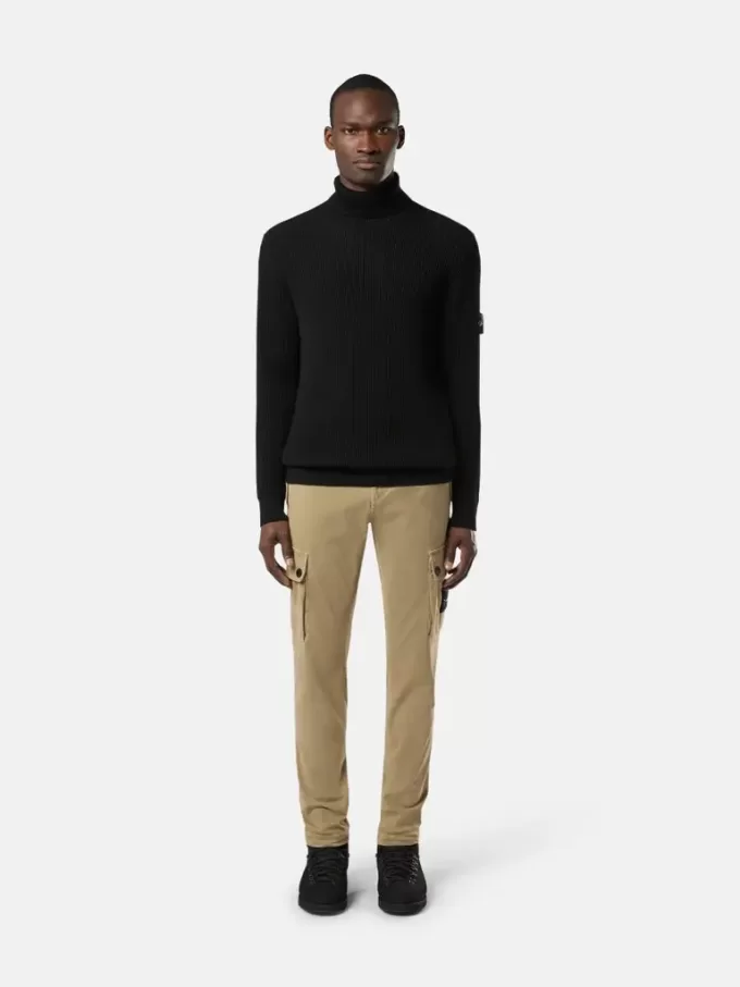 Maglione a collo alto con bordi a costine sottili Maglione a collo alto con bordi a costine sottili