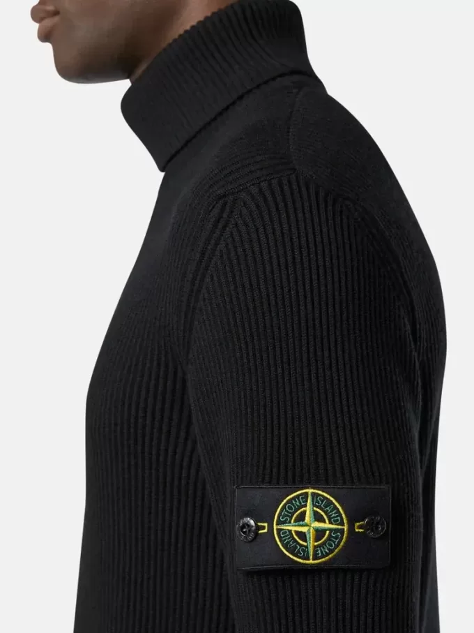 Maglione a collo alto con bordi a costine sottili Maglione a collo alto con bordi a costine sottili