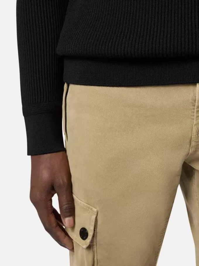 Maglione a collo alto con bordi a costine sottili Maglione a collo alto con bordi a costine sottili