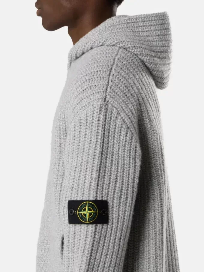 Maglione con cappuccio e zip, tasche e lavorazione a coste