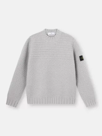 Maglione con collo alto e ampie rifiniture a coste Maglione con collo alto e ampie rifiniture a coste