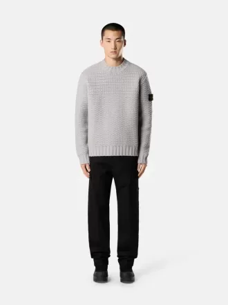 Maglione con collo alto e ampie rifiniture a coste Maglione con collo alto e ampie rifiniture a coste
