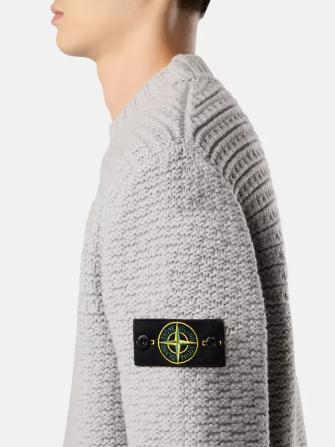 Maglione con collo alto e ampie rifiniture a coste