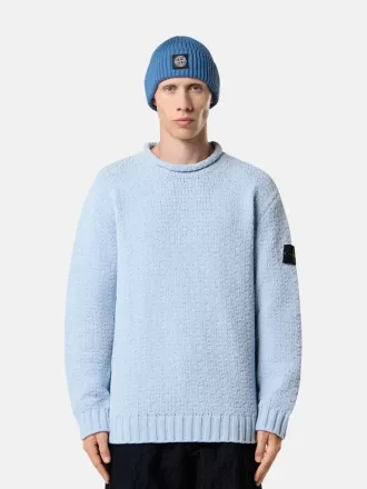 Maglione con collo alto e dettagli a cuciture rovesciate Maglione con collo alto e dettagli a cuciture rovesciate