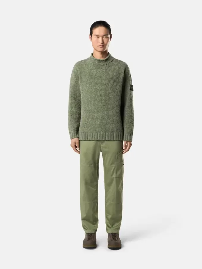 Maglione con collo alto e dettagli a cuciture rovesciate