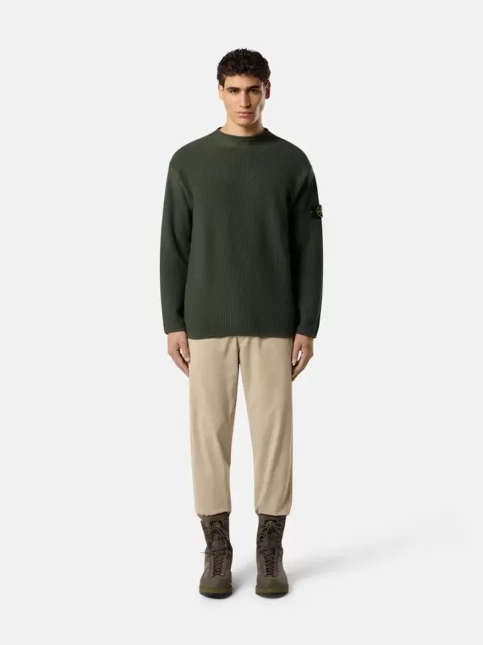 Maglione con collo alto e dettagli a cuciture rovesciate
