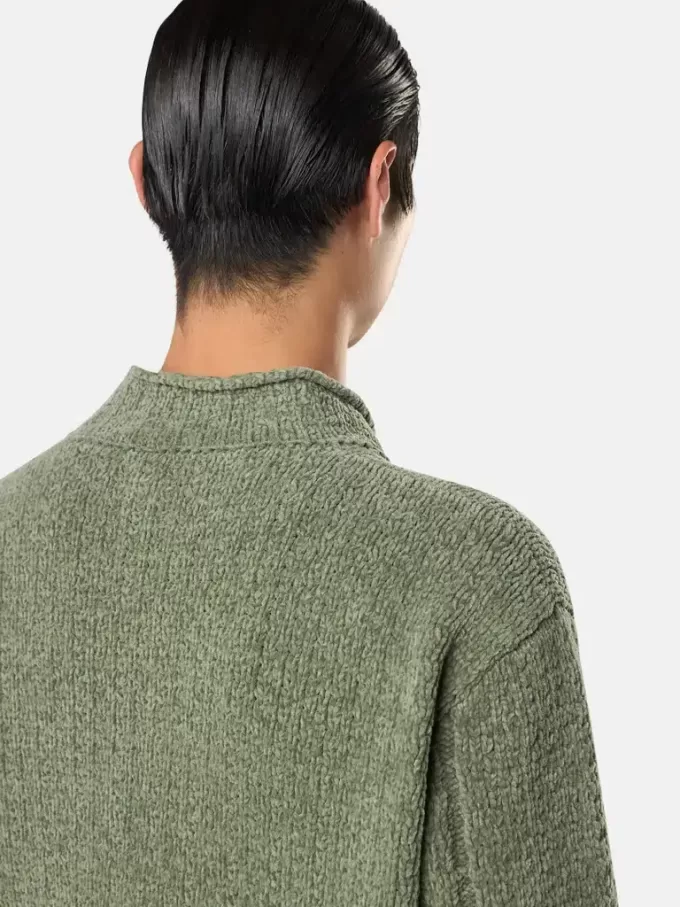 Maglione con collo alto e dettagli a cuciture rovesciate