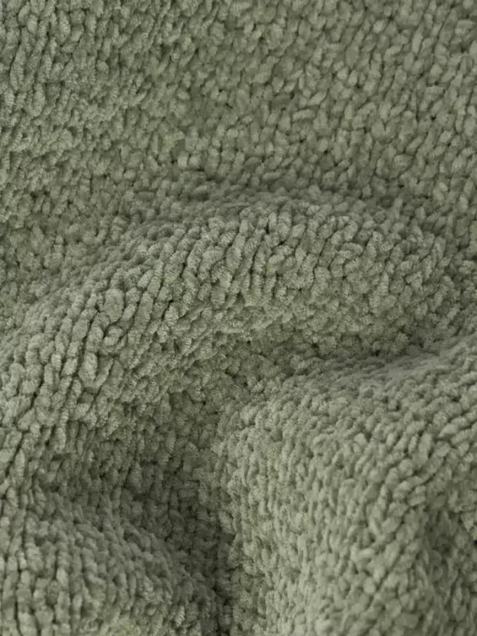 Maglione con collo alto e dettagli a cuciture rovesciate