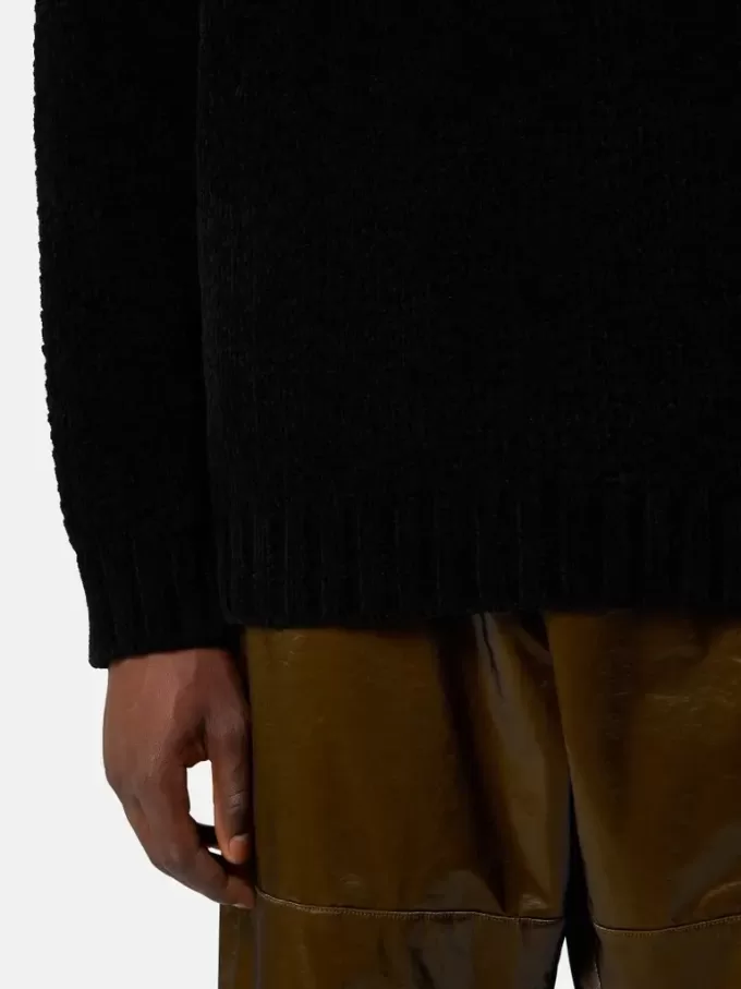 Maglione con collo alto e dettagli a cuciture rovesciate