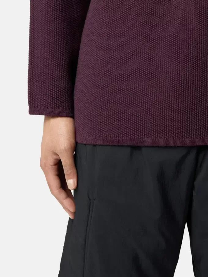 Maglione con collo alto e dettagli a cuciture rovesciate