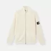 Maglione con zip, tasche e lavorazione a coste. Maglione con zip, tasche e lavorazione a coste.