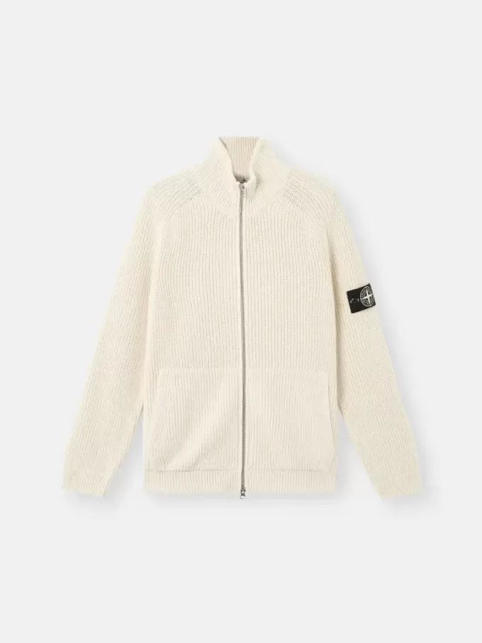 Maglione con zip, tasche e lavorazione a coste. Maglione con zip, tasche e lavorazione a coste.