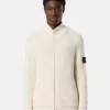 Maglione con zip, tasche e lavorazione a coste. Maglione con zip, tasche e lavorazione a coste.