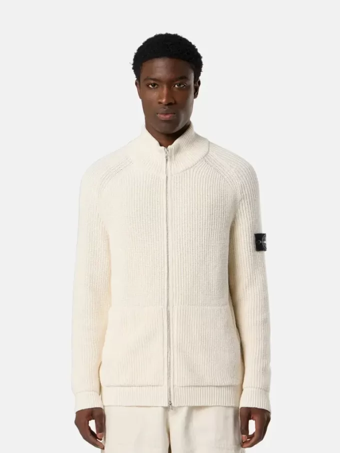 Maglione con zip, tasche e lavorazione a coste. Maglione con zip, tasche e lavorazione a coste.