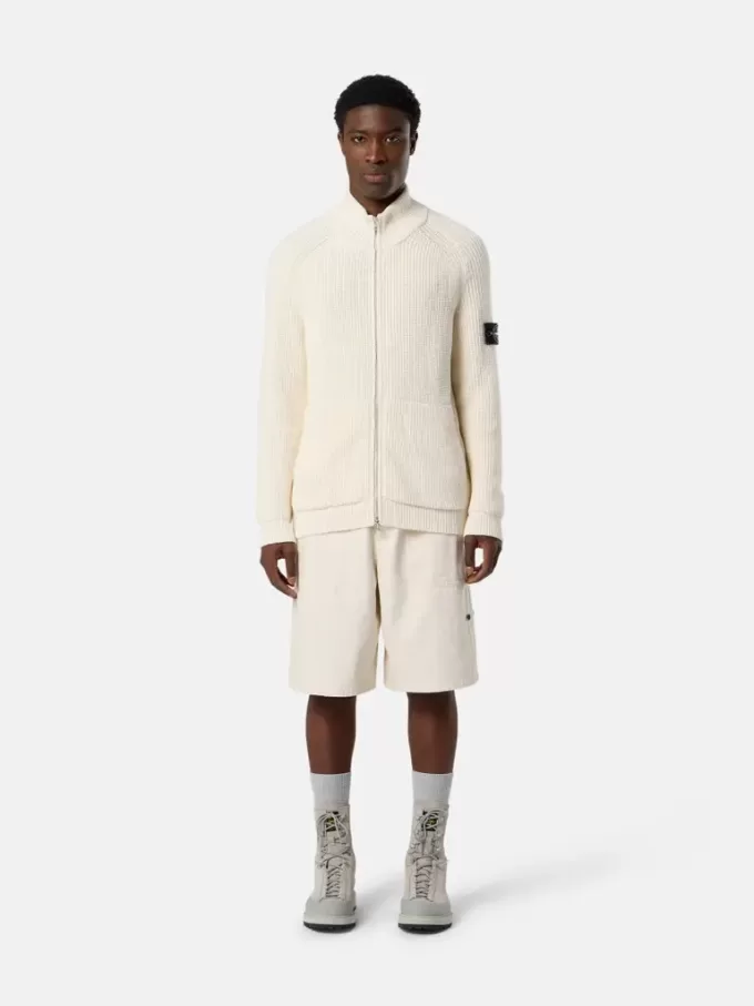 Maglione con zip, tasche e lavorazione a coste. Maglione con zip, tasche e lavorazione a coste.