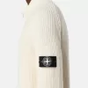 Maglione con zip, tasche e lavorazione a coste. Maglione con zip, tasche e lavorazione a coste.