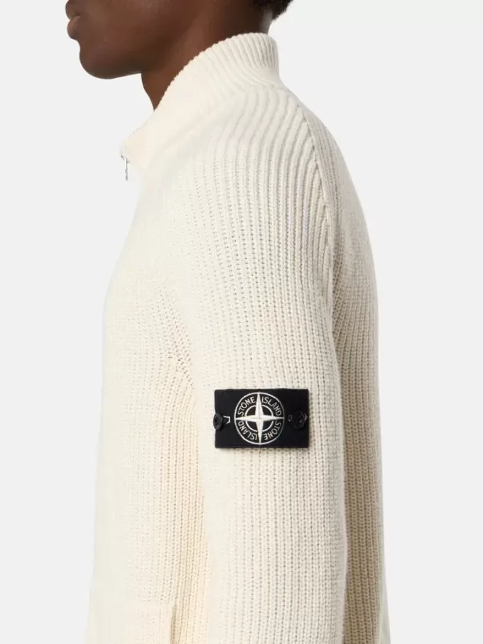 Maglione con zip, tasche e lavorazione a coste. Maglione con zip, tasche e lavorazione a coste.