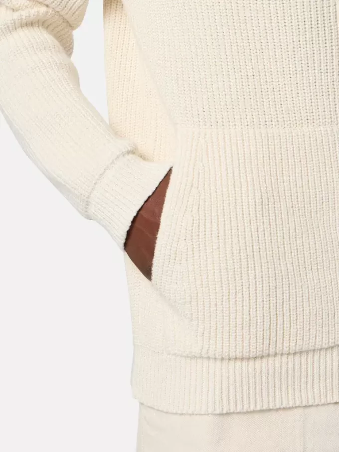 Maglione con zip, tasche e lavorazione a coste. Maglione con zip, tasche e lavorazione a coste.