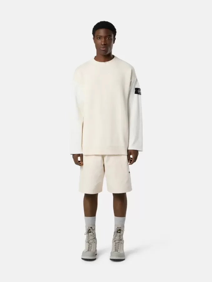 Maglione girocollo con dettagli cuciture a contrasto Maglione girocollo con dettagli cuciture a contrasto