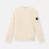 Maglione girocollo con lavorazione a coste e maniche raglan. Maglione girocollo con lavorazione a coste e maniche raglan.