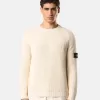Maglione girocollo con lavorazione a coste e maniche raglan. Maglione girocollo con lavorazione a coste e maniche raglan.