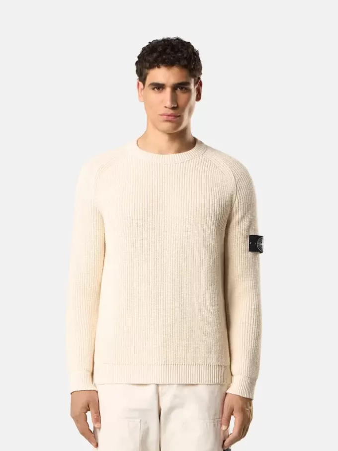 Maglione girocollo con lavorazione a coste e maniche raglan. Maglione girocollo con lavorazione a coste e maniche raglan.