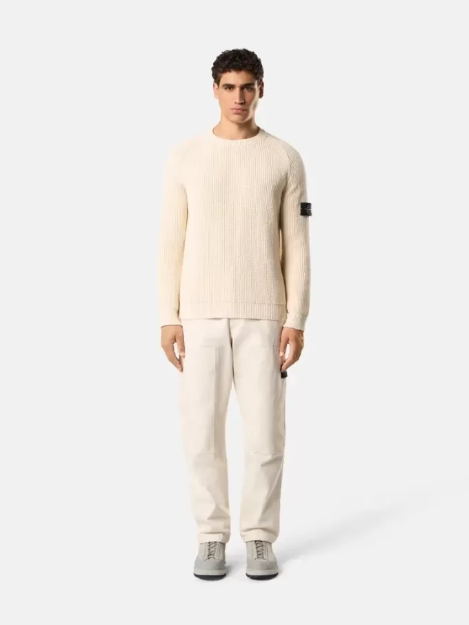 Maglione girocollo con lavorazione a coste e maniche raglan. Maglione girocollo con lavorazione a coste e maniche raglan.