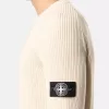Maglione girocollo con lavorazione a coste e maniche raglan. Maglione girocollo con lavorazione a coste e maniche raglan.