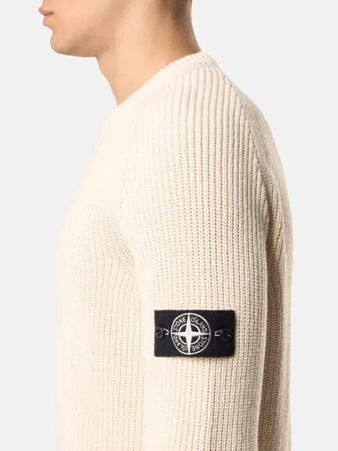 Maglione girocollo con lavorazione a coste e maniche raglan. Maglione girocollo con lavorazione a coste e maniche raglan.