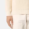 Maglione girocollo con lavorazione a coste e maniche raglan. Maglione girocollo con lavorazione a coste e maniche raglan.