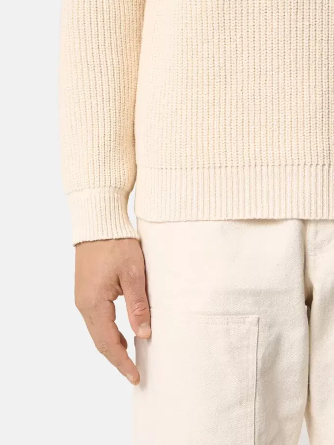 Maglione girocollo con lavorazione a coste e maniche raglan. Maglione girocollo con lavorazione a coste e maniche raglan.