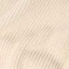 Maglione girocollo con lavorazione a coste e maniche raglan. Maglione girocollo con lavorazione a coste e maniche raglan.