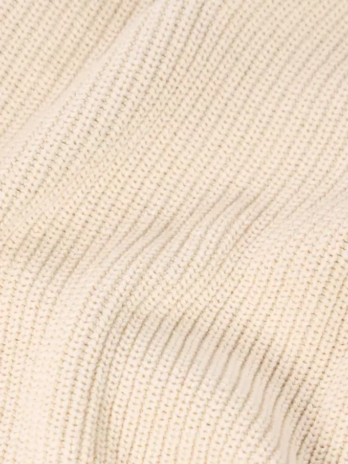 Maglione girocollo con lavorazione a coste e maniche raglan. Maglione girocollo con lavorazione a coste e maniche raglan.