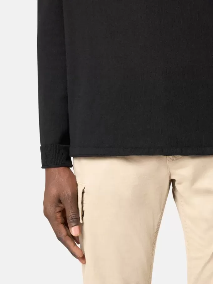 Maglione girocollo con piccoli dettagli arrotolati Maglione girocollo con piccoli dettagli arrotolati