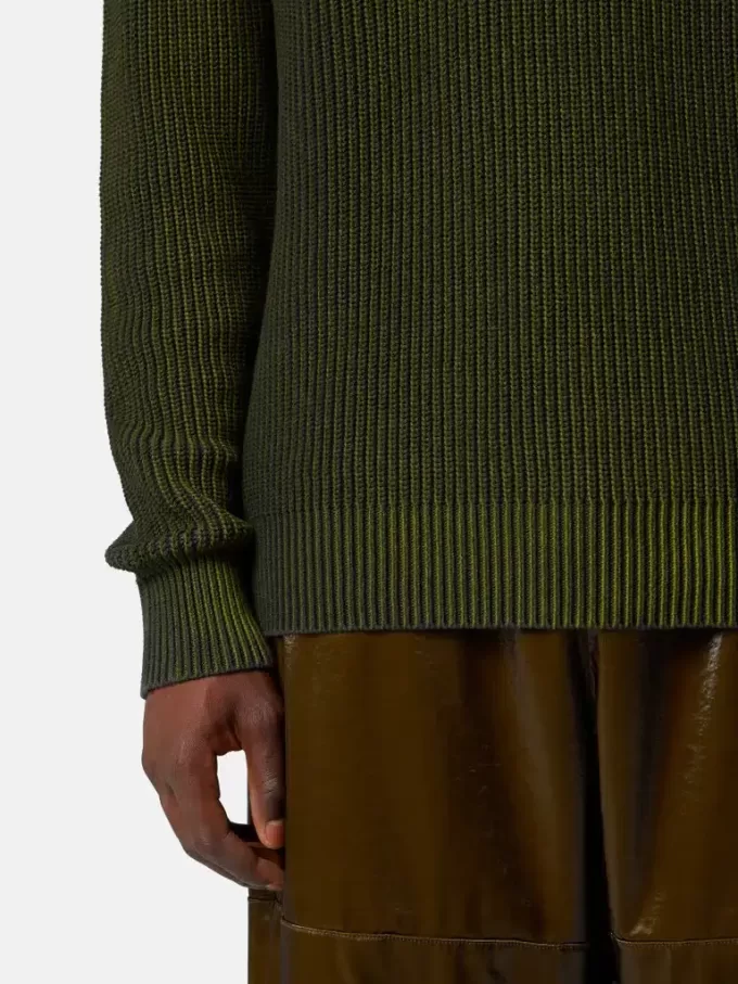 Maglione girocollo con spray bicolore e lavorazione a coste