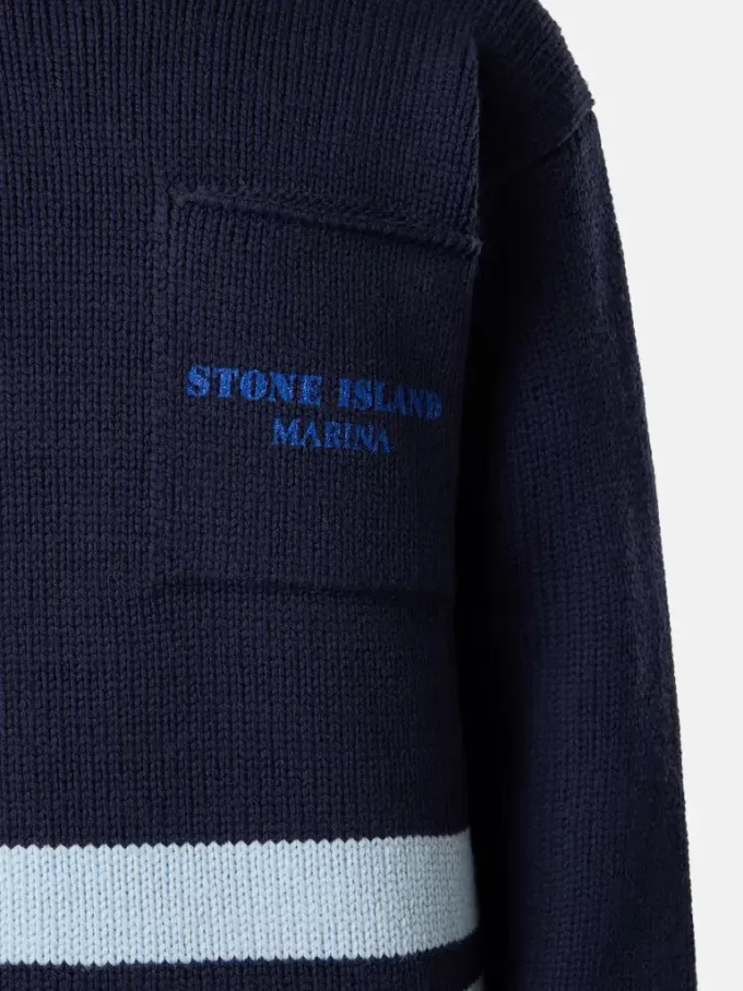 Maglione girocollo con tasca sul petto e stampa