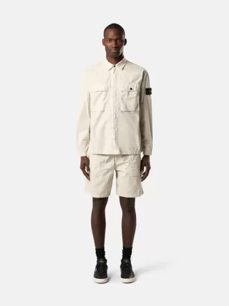Overshirt comoda con tasche sul petto e chiusura a bottoni automatici Overshirt comoda con tasche sul petto e chiusura a bottoni automatici