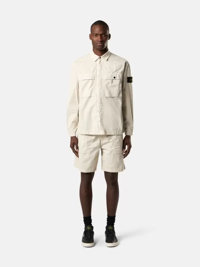 Overshirt comoda con tasche sul petto e chiusura a bottoni automatici Overshirt comoda con tasche sul petto e chiusura a bottoni automatici