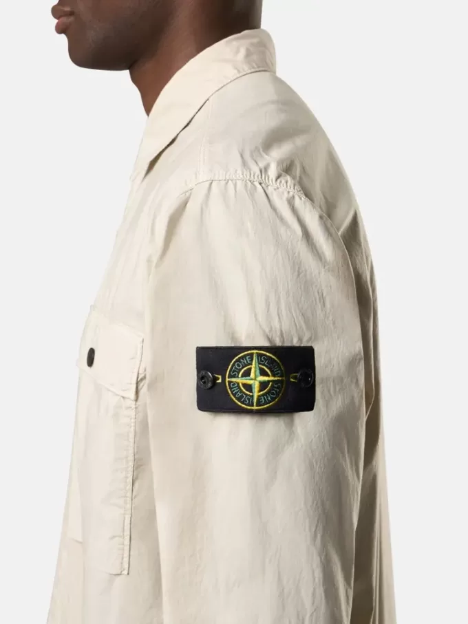 Overshirt comoda con tasche sul petto e chiusura a bottoni automatici Overshirt comoda con tasche sul petto e chiusura a bottoni automatici