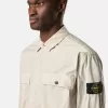 Overshirt comoda con tasche sul petto e chiusura a bottoni automatici Overshirt comoda con tasche sul petto e chiusura a bottoni automatici