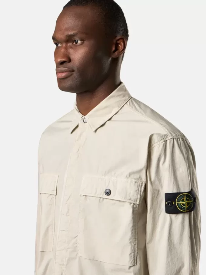 Overshirt comoda con tasche sul petto e chiusura a bottoni automatici Overshirt comoda con tasche sul petto e chiusura a bottoni automatici