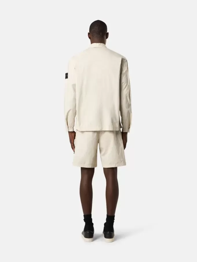 Overshirt comoda con tasche sul petto e chiusura a bottoni automatici Overshirt comoda con tasche sul petto e chiusura a bottoni automatici