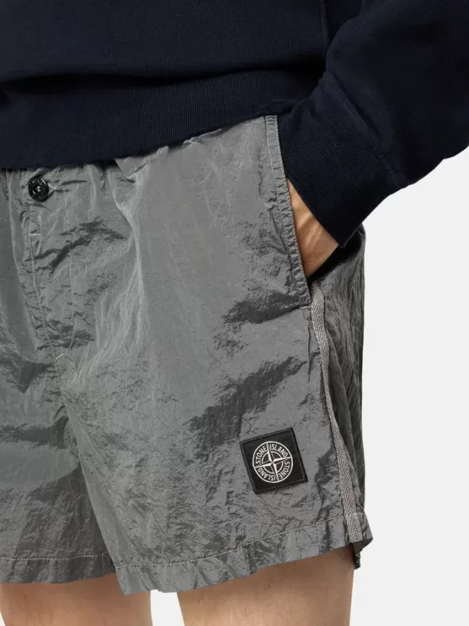 Pantaloncini da bagno slim fit con tasche e fodera in rete Pantaloncini da bagno slim fit con tasche e fodera in rete