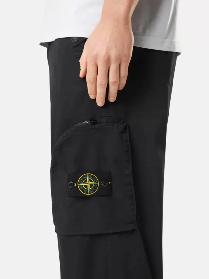 Pantaloni cargo dal taglio regolare con fondo gamba elasticizzato Pantaloni cargo dal taglio regolare con fondo gamba elasticizzato