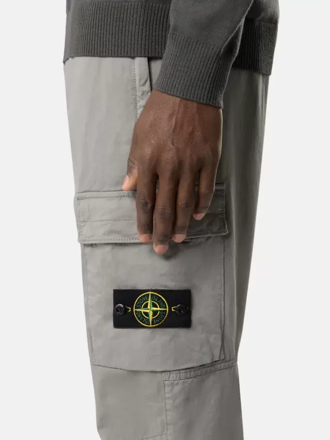 Pantaloni cargo dal taglio regolare e affusolato con elastico in vita Pantaloni cargo dal taglio regolare e affusolato con elastico in vita