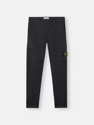 Pantaloni cargo dal taglio regolare e affusolato con tasche con cerniera. Pantaloni cargo dal taglio regolare e affusolato con tasche con cerniera.