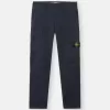 Pantaloni cargo dal taglio regolare e affusolato con tasche con cerniera. Pantaloni cargo dal taglio regolare e affusolato con tasche con cerniera.